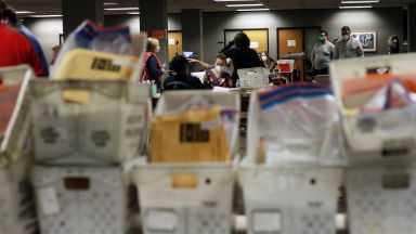 Представители на щатски и федерални изборни органи участващи в организацията