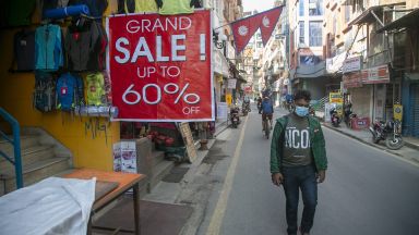 "Не сме виждали клиент в магазина от март" - Непал се отваря заради икономическата криза