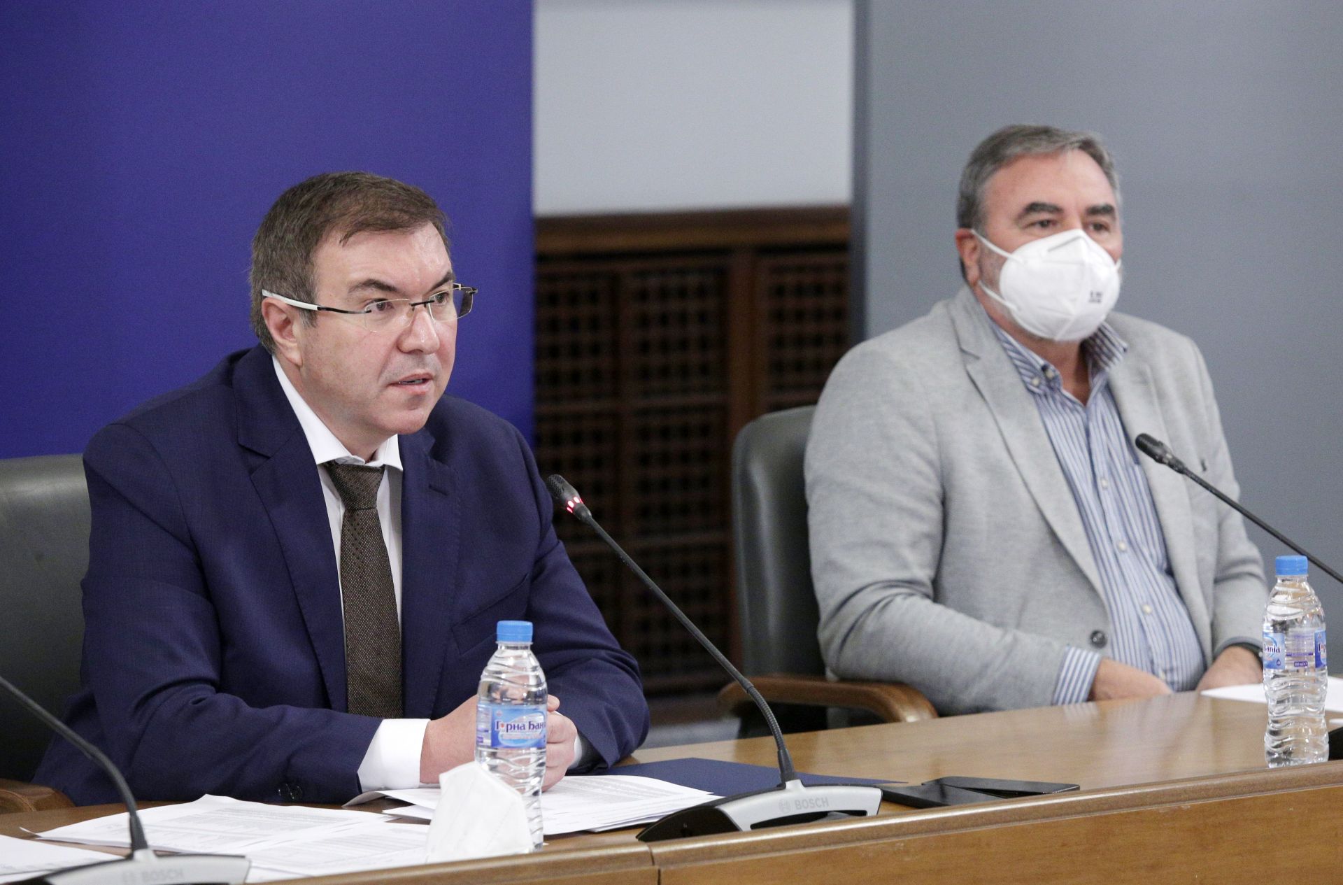 Здравният министър проф. Костадин Ангелов и доц. Ангел Кунчев обявиха, че ситуацията е много сериозна