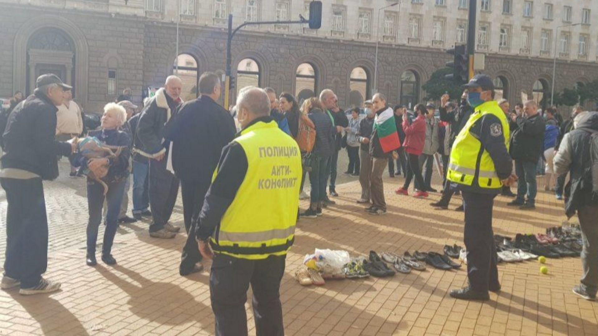 Отровното трио на нов протест пред МС: "Изтърканите обувки на 2 млн. българи" 