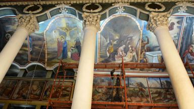 Тече реставрация на уникалните стенописи в храма Св Архангел Михаил