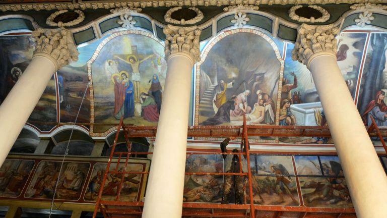 Тече реставрация на уникалните стенописи в храма Св. Архангел Михаил
