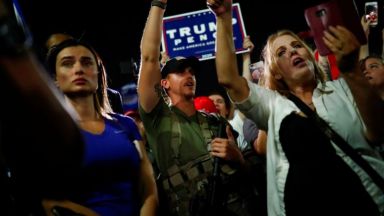 Демонстранти са се събрали в град Финикс пред избирателния център