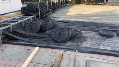 Започна сглобяването на традиционната вече ледена пързалка пред площад Света