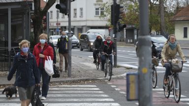 Няколкостотин демонстранти протестиращи срещу въведените от словенските власти карантинни ограничения