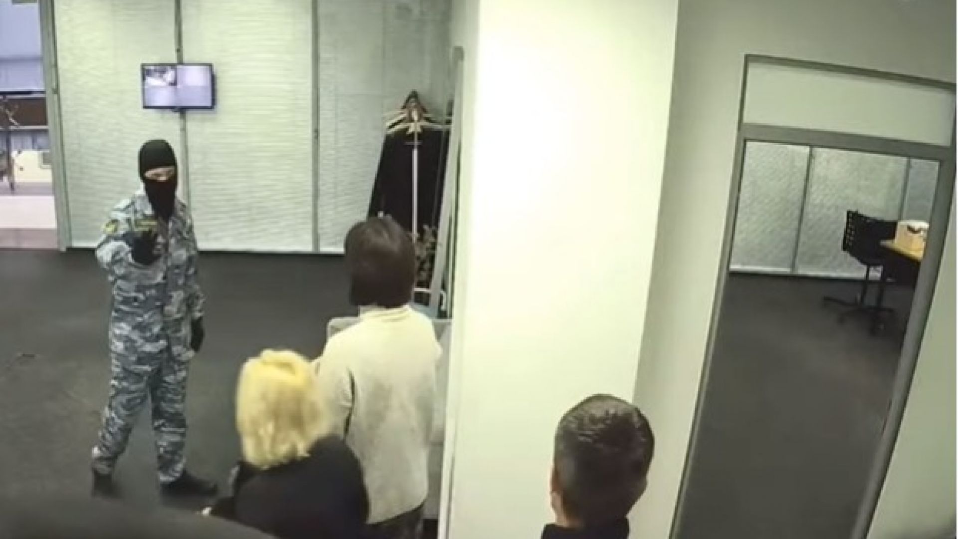 Навални разкри как претърсват офисите му в Москва (видео)