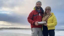 Арктическа капсула на времето изплува на ирландски бряг (видео)