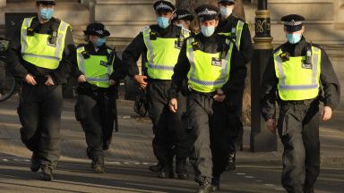 Британската полиция арестува снощи 104 ма лондончани за нарушаване на противоепидемичните