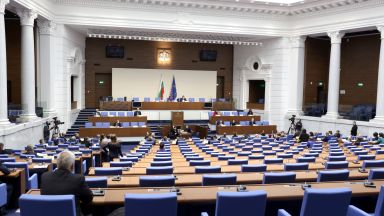  Предизборно: ГЕРБ отново води пред Българска социалистическа партия с 2%, още 4 партии може да влязат в Народното събрание 