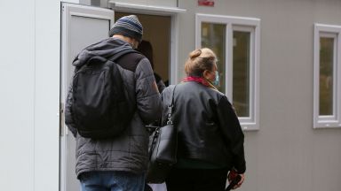 Опашки пред фургонa на столичната болница Пирогов за бързо диагностициране