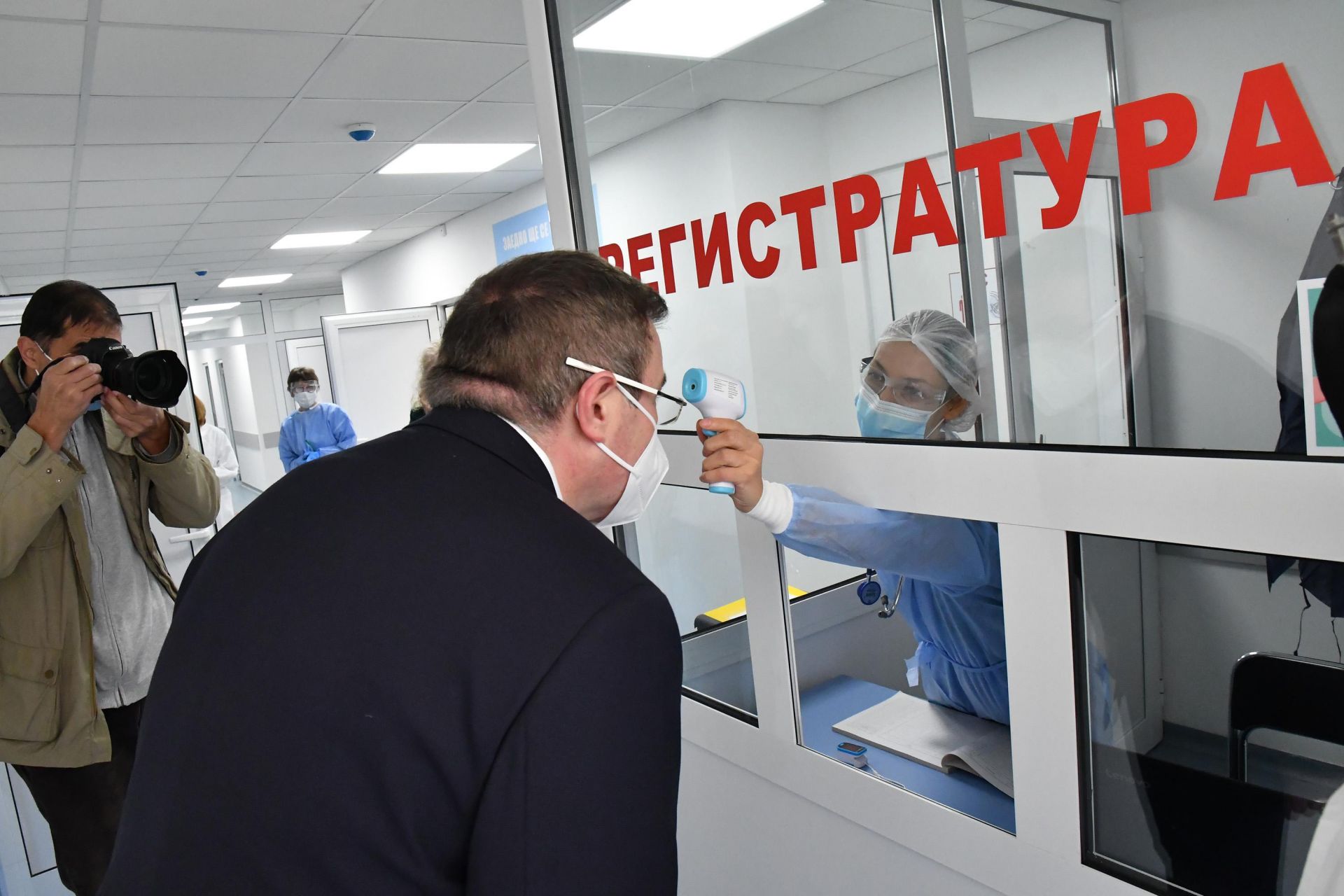 Здравният министър Костадин Ангелов провери новосъздадения пункт за триаж на пациенти и тестване за COVID-19 в столичната УМБАЛ "Св. Анна" 