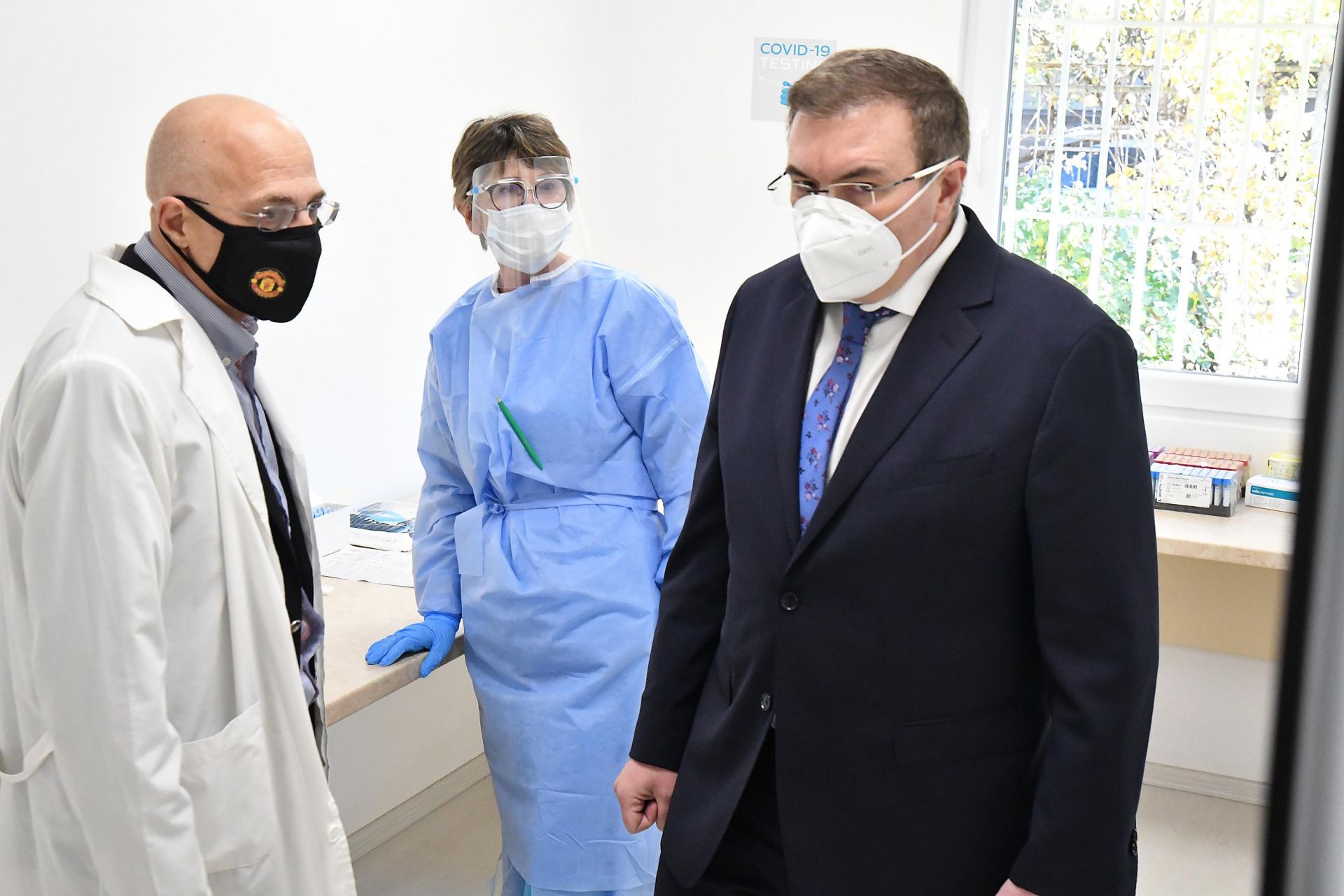 Здравният министър Костадин Ангелов провери новосъздадения пункт за триаж на пациенти и тестване за COVID-19 в столичната УМБАЛ "Св. Анна" 
