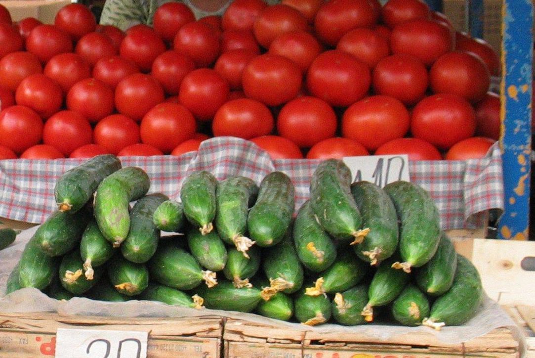 По данни на ДКСБТ през първата седмица на декември цените на вносните домати на едро са спаднали, а на вносните краставици са поскъпнали значително по-малко, отколкото при оранжерийните краставици