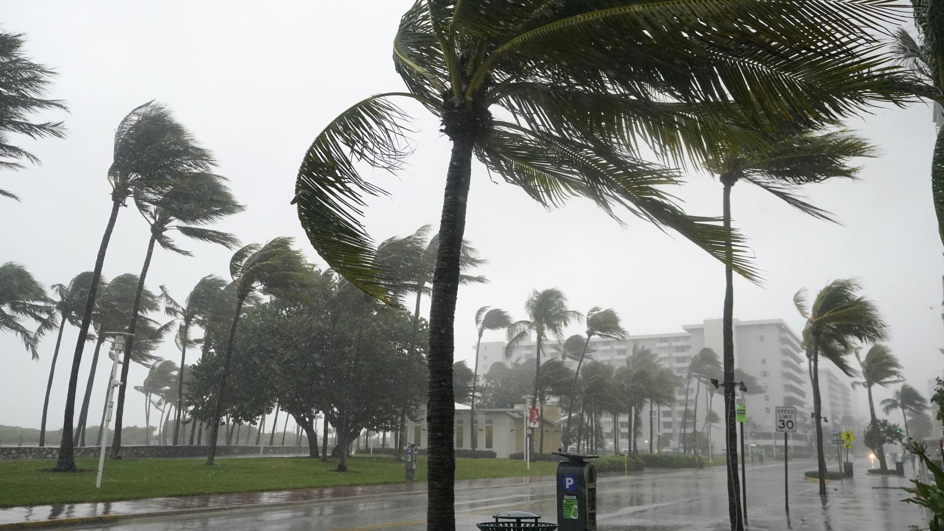 Бурята Ета се насочи *към Флорида/ (видео)