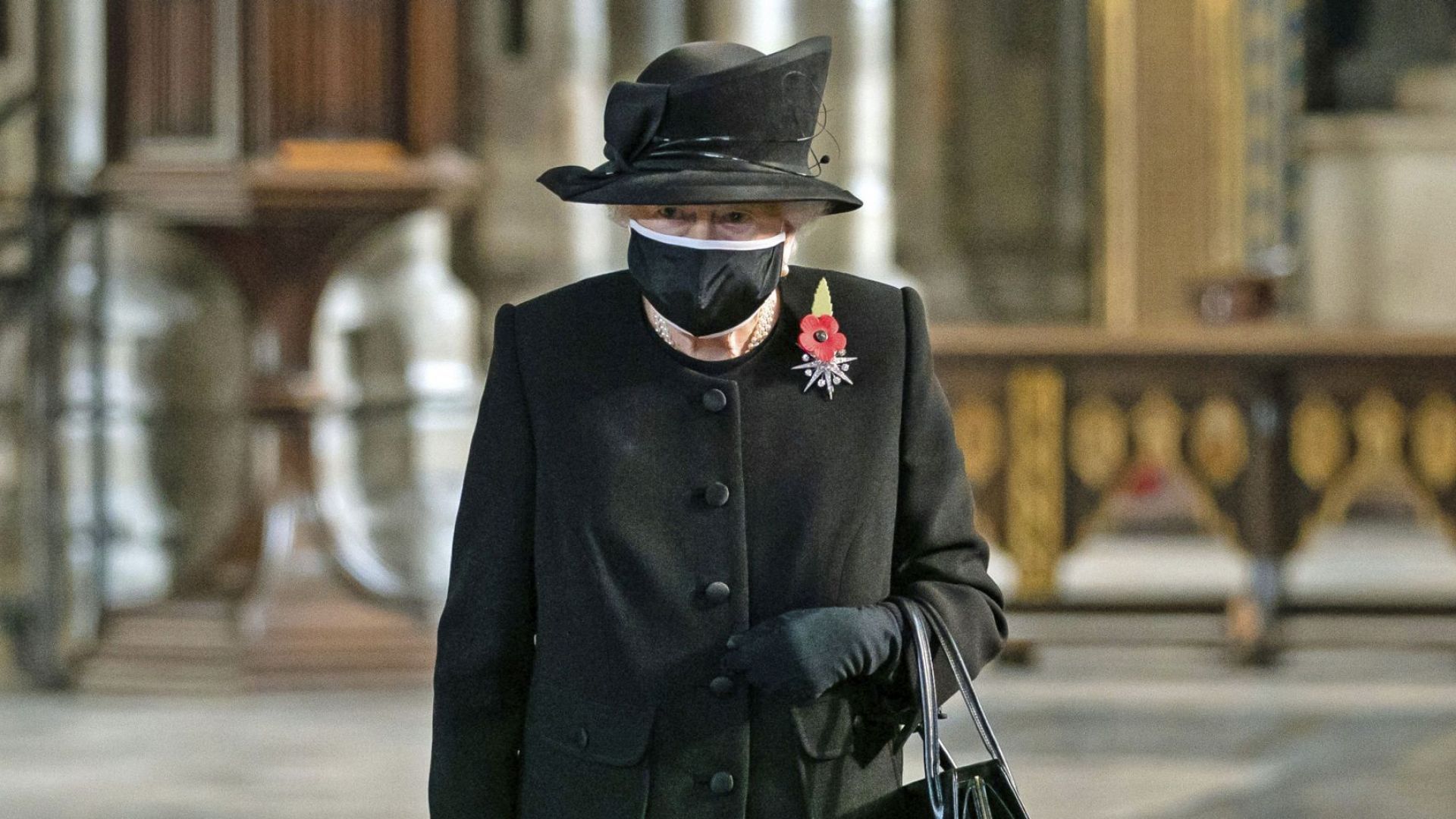 Кралица Елизабет Втора се появи за първи път с предпазна маска на публично място