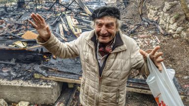 Голям пожар избухна снощи на улица Александър Дякович в центъра