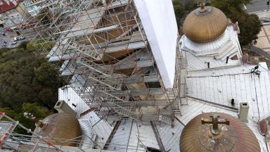 Трети месец тече ремонтът на варненската катедрала (снимки)