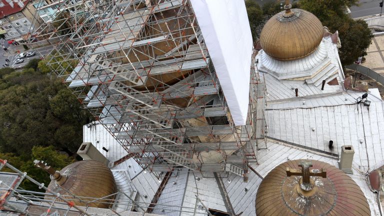 Трети месец текат ремонтните работи на катедралния храм Св. Успение