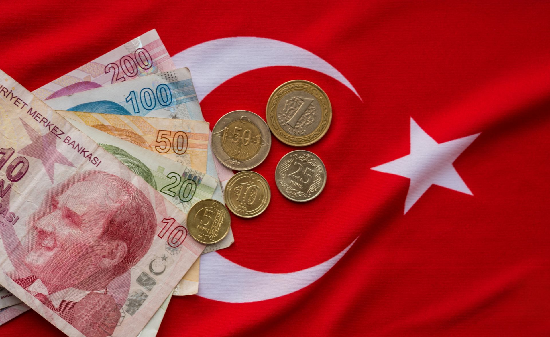 Турската лира отбеляза спад от над 17 процента спрямо долара рано на 22 март