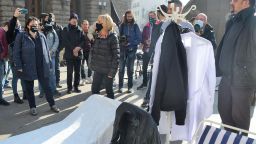 124-и ден протести: Поставиха болнични легла под прозорците на властта (снимки, видео)
