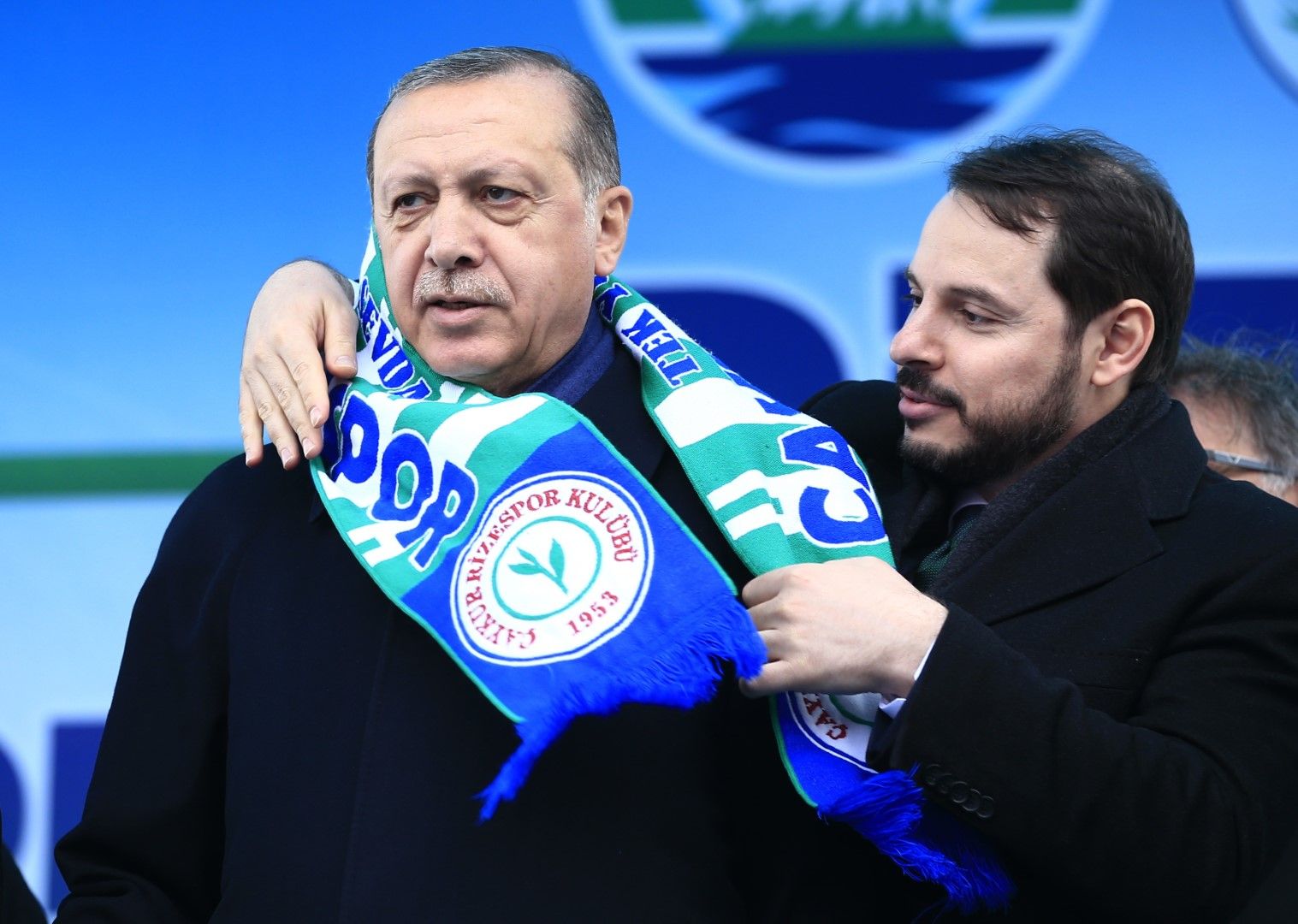 Берат Албайрак намята Реджеп Тайип Ердоган с шалче на футболен клуб, 3 април 2017 г. 