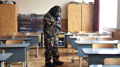Унгарските власти затварят от утре гимназиите университетите и ресторантите и