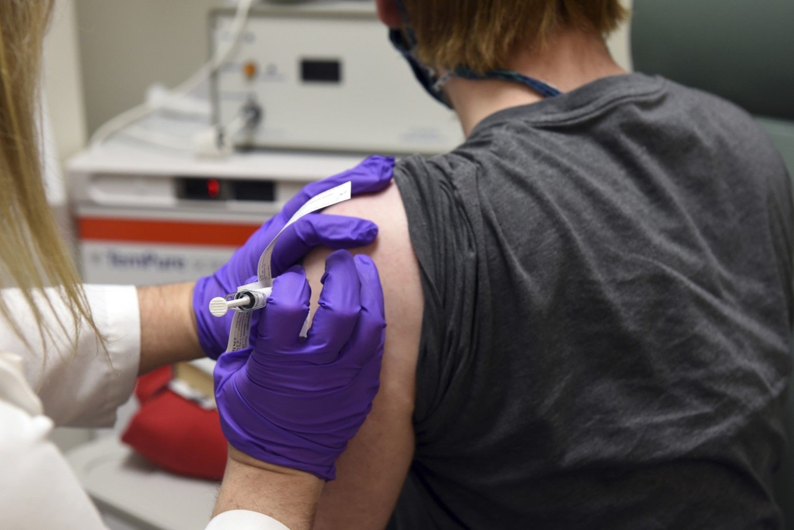 4 май 2020 г., на снимката, предоставена от Медицинския факултет на Университета на Мериленд, показва първия пациент, включен в клиничното изпитване за ваксина срещу коронавирус на Pfizer в Медицинското училище към университета в Балтимор