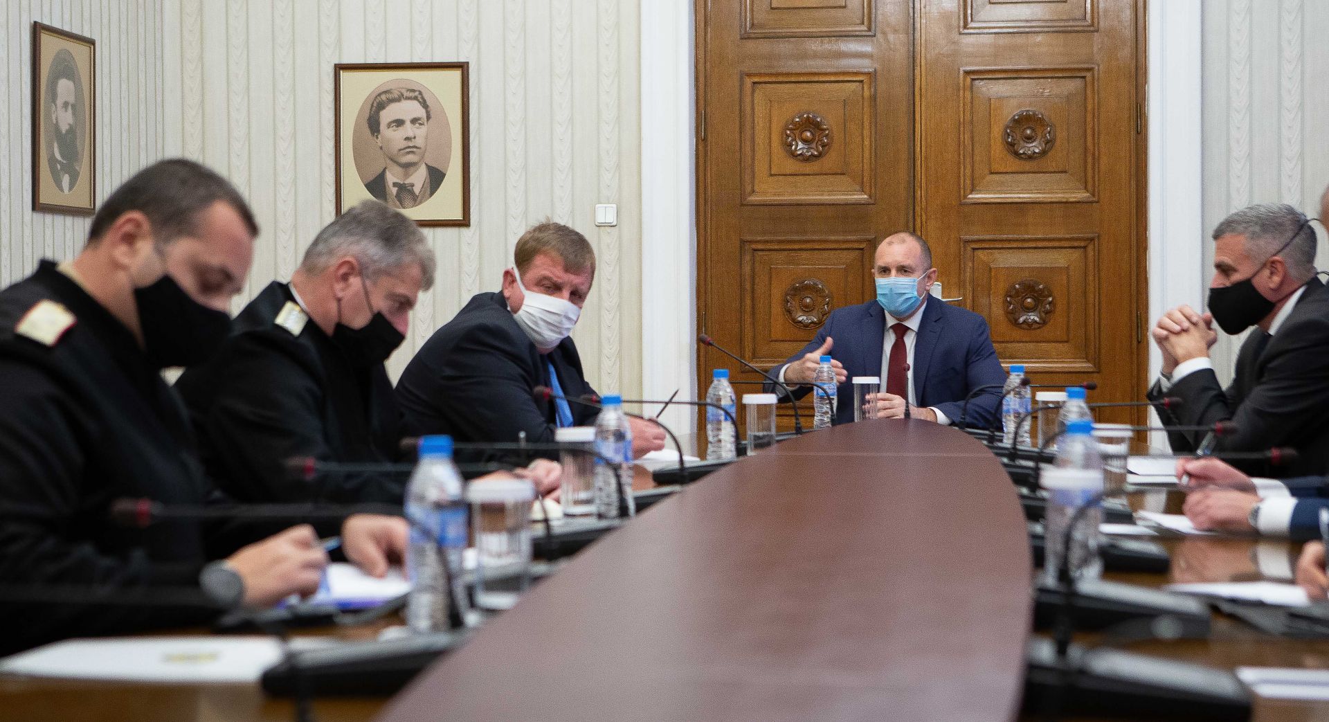 Държавният глава Румен Радев събра военния министър Красимир Каракачанов и ръководството на армията