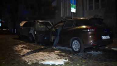 Две коли изгоряха в центъра на София през нощта