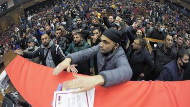 Руският президент Владимир Путин премиерът на Армения Никол Пашинян и