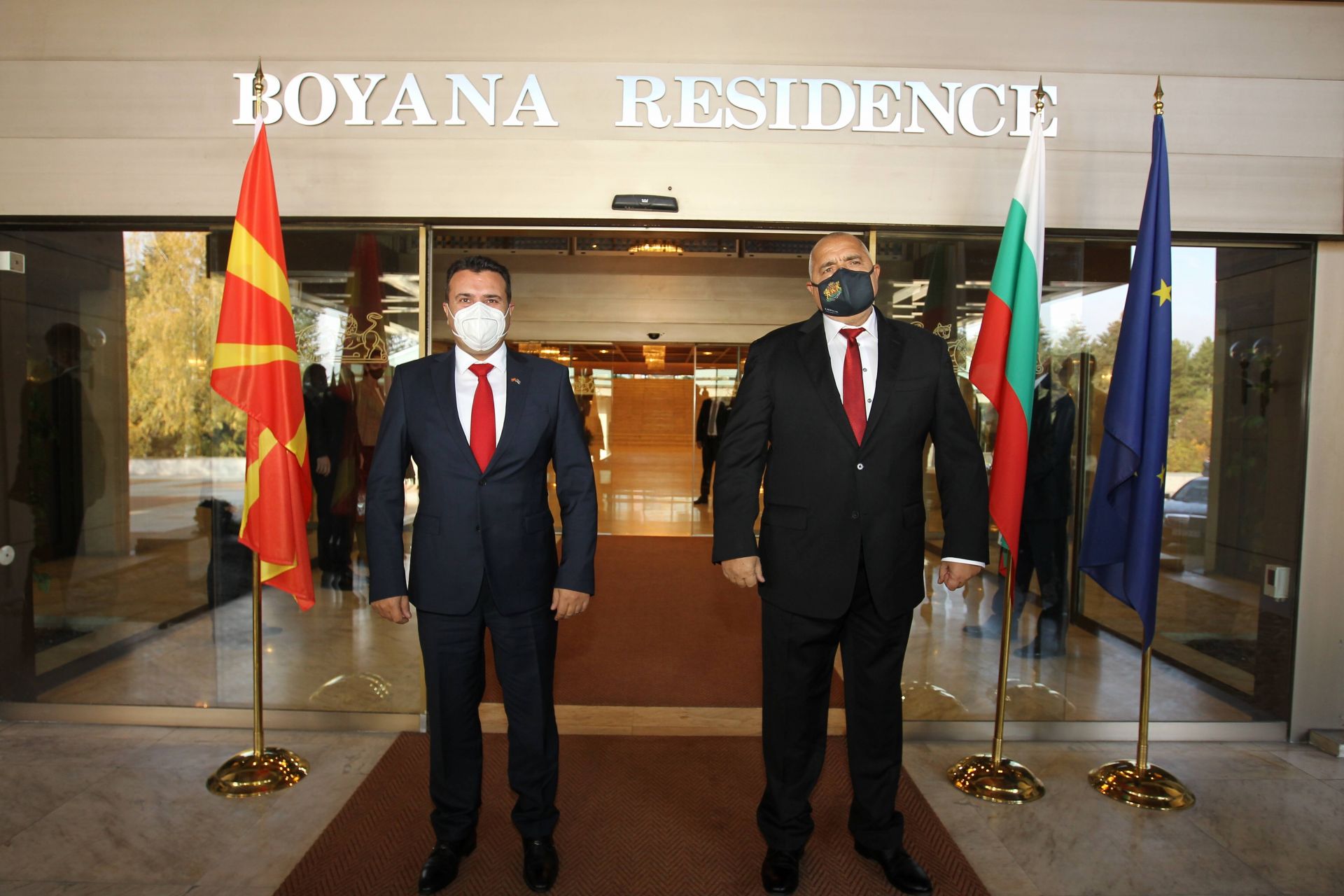 И двамата премиери бяха с маски, след като Бойко Борисов току-що излезе от карантина