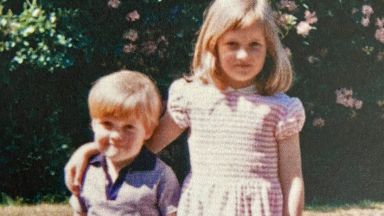 Братът на принцеса Даяна публикува трогателна снимка от детството им