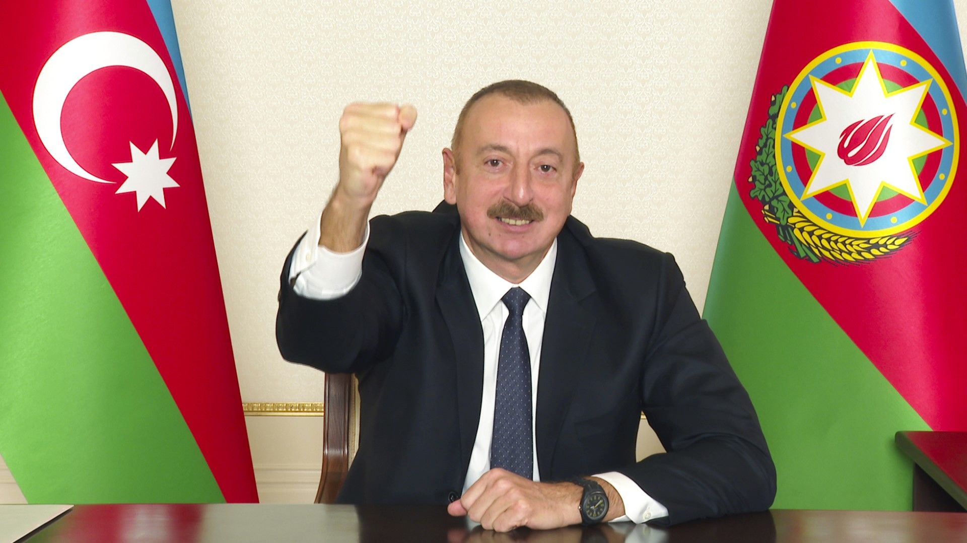 Президентът на Азербайджан Илхам Алиев жестикулира при изявление пред нацията на 10 ноември след споразумението за Карабах