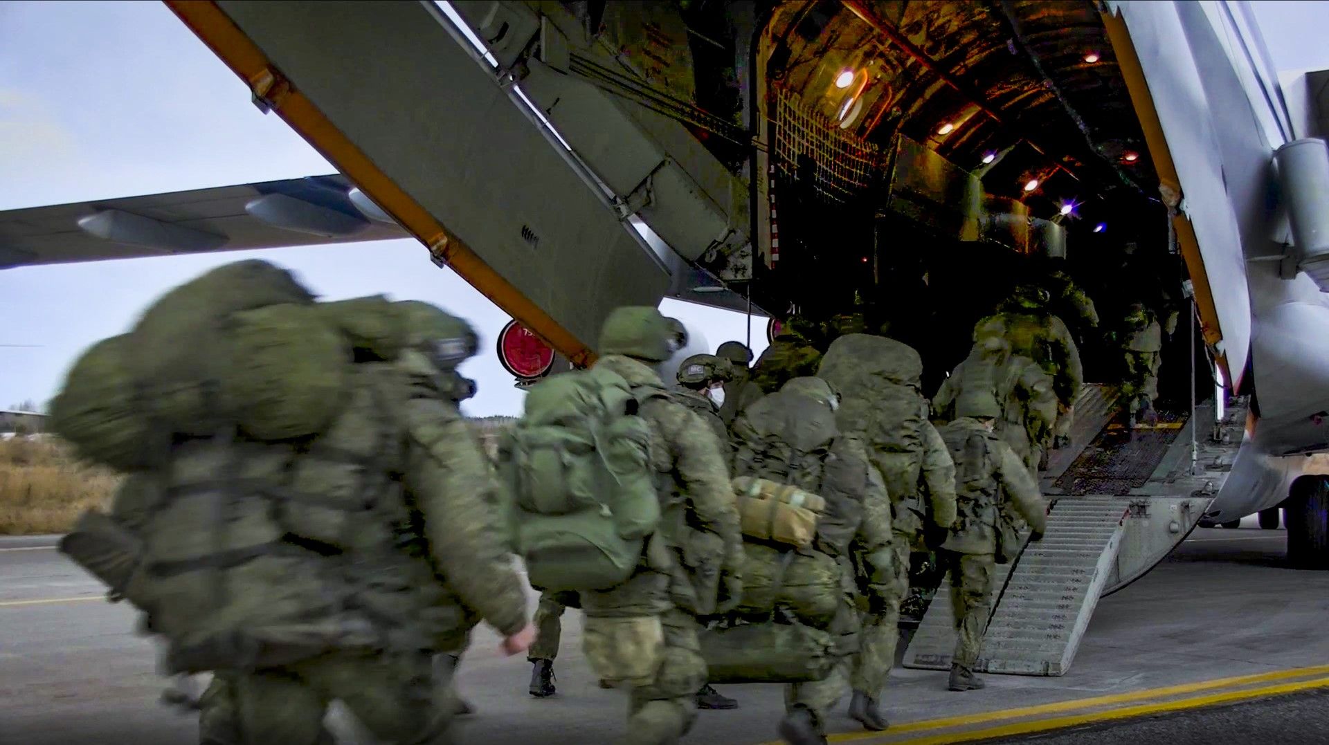 Руски войници се качват във военен самолет