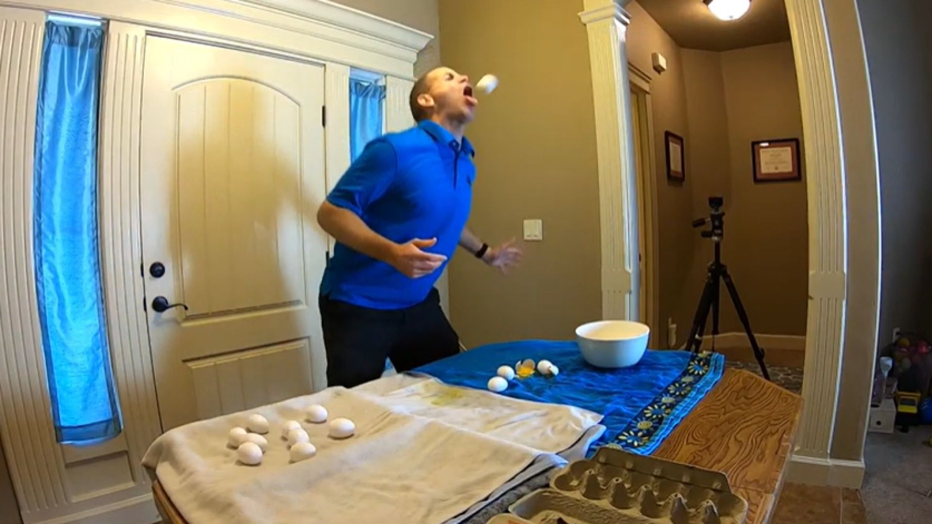 Американец улови с уста 18 сурови яйца за рекорд на Гинес (видео)