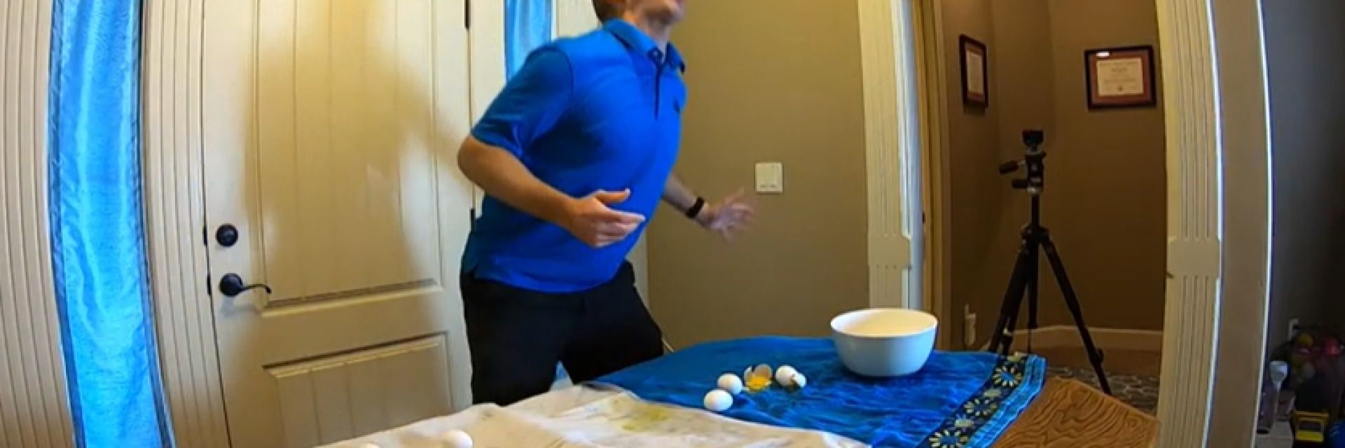 Американец улови с уста 18 сурови яйца за рекорд на Гинес (видео)