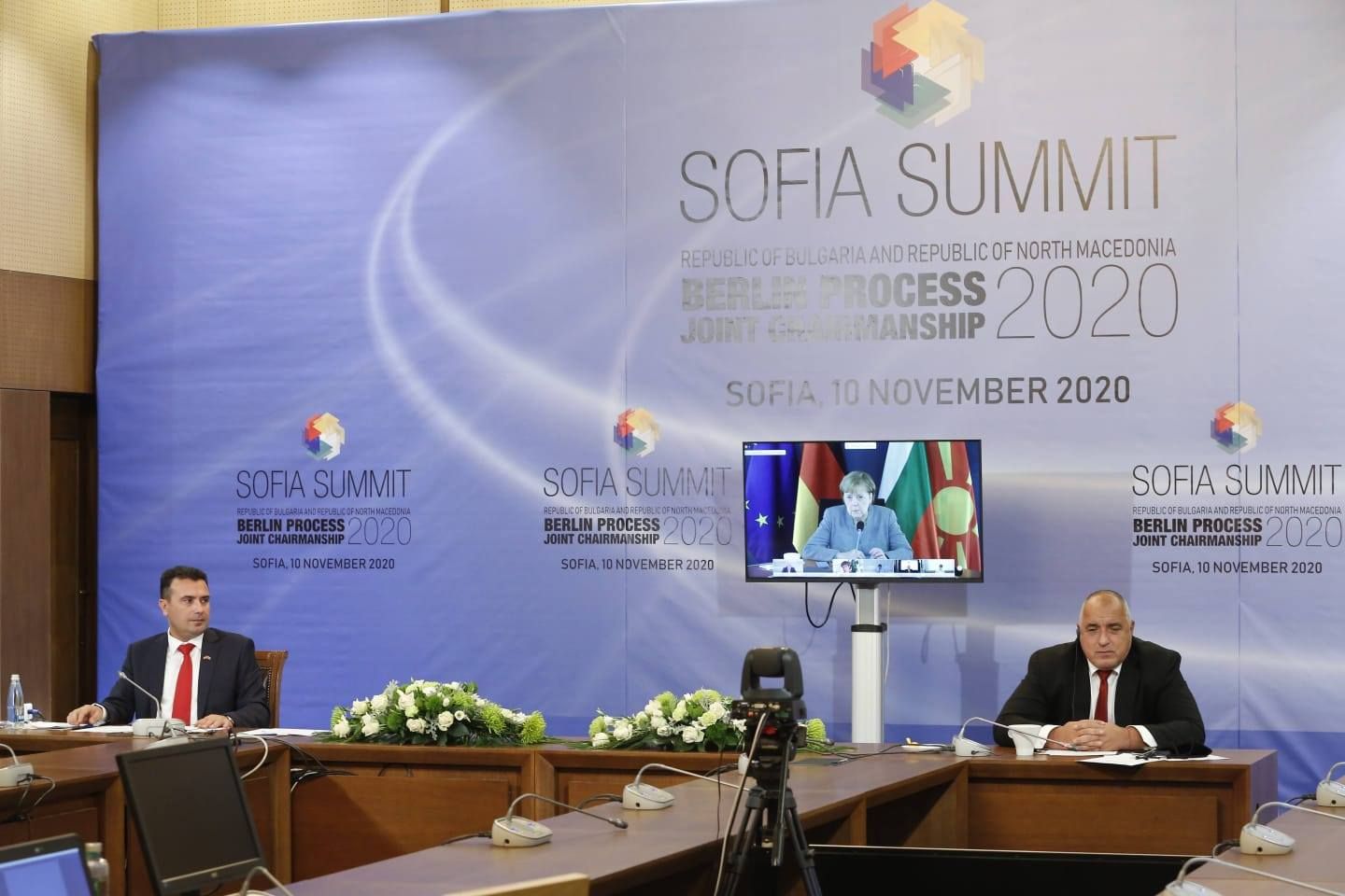 Зоран Заев и Бойко Борисов са домакини на срещата в София, в която Ангела Меркел участва онлайн