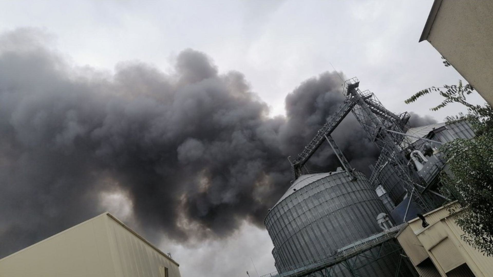 Голям пожар избухна във фабрика в Катуница