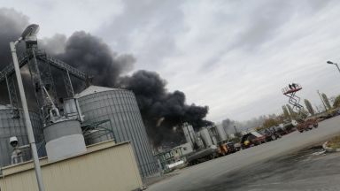 Потушен е пожара във фабрика за преработка на плодове в