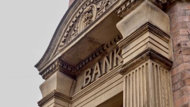 Нетната печалба на банките се стопи почти наполовина