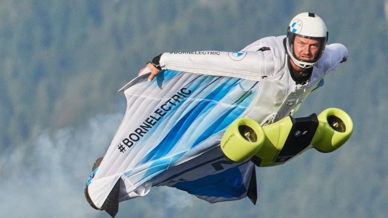 Електрически крилат костюм ви позволява да летите с 300 км/ч