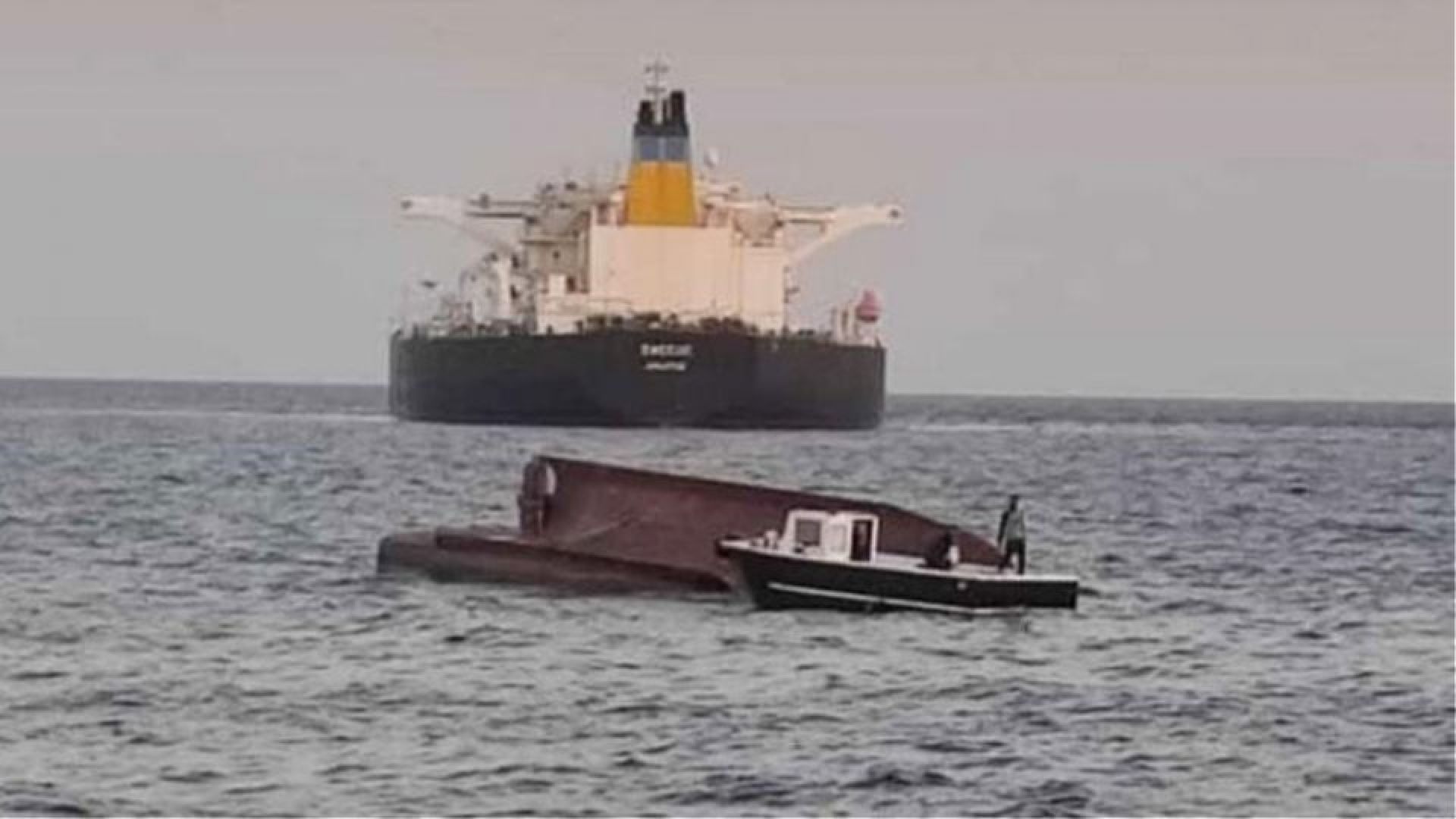 Гръцки танкер се сблъска с турски траулер, 5 моряци са в неизвестност (видео)