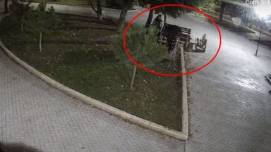 Група тийнейджъри безмилостно но весело рушат пейки в Бургас Вандалската