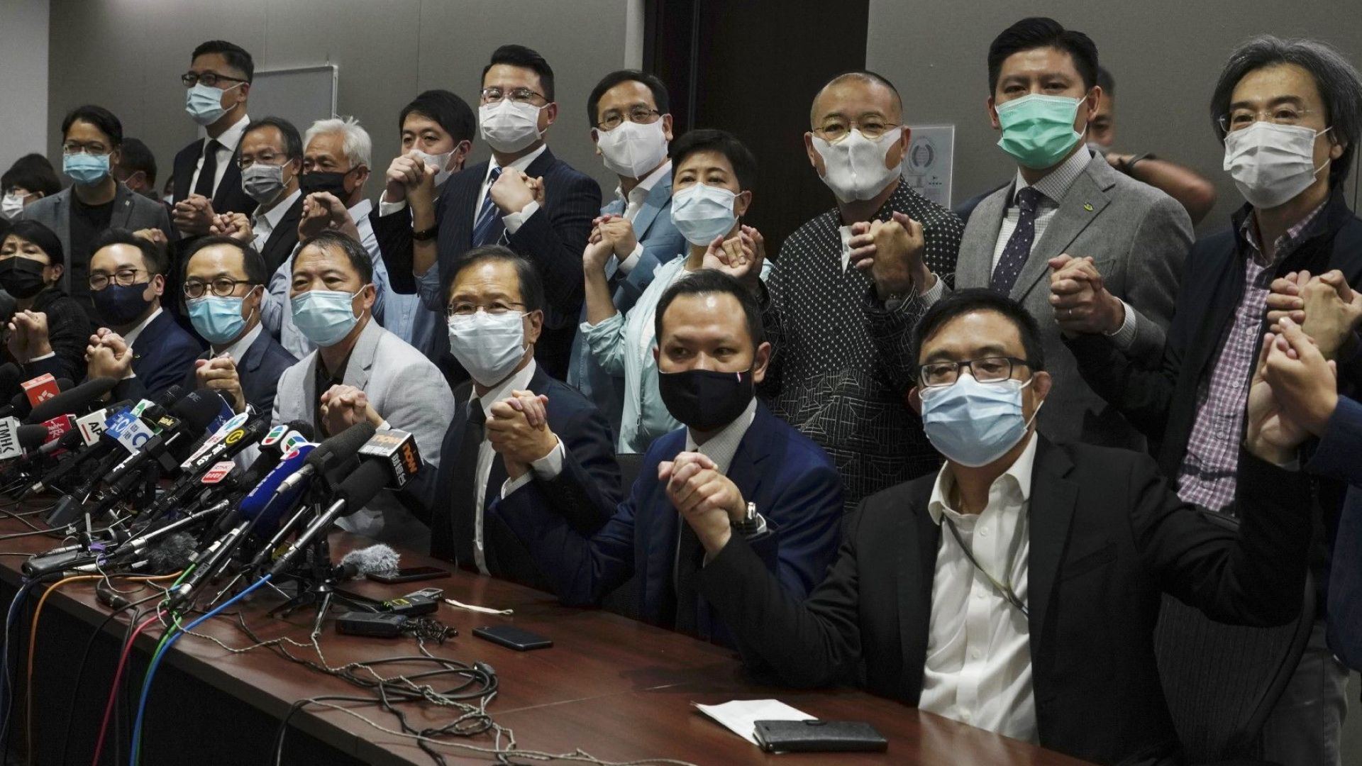 Масова оставка на депутати в Хонконг след принуда от Пекин