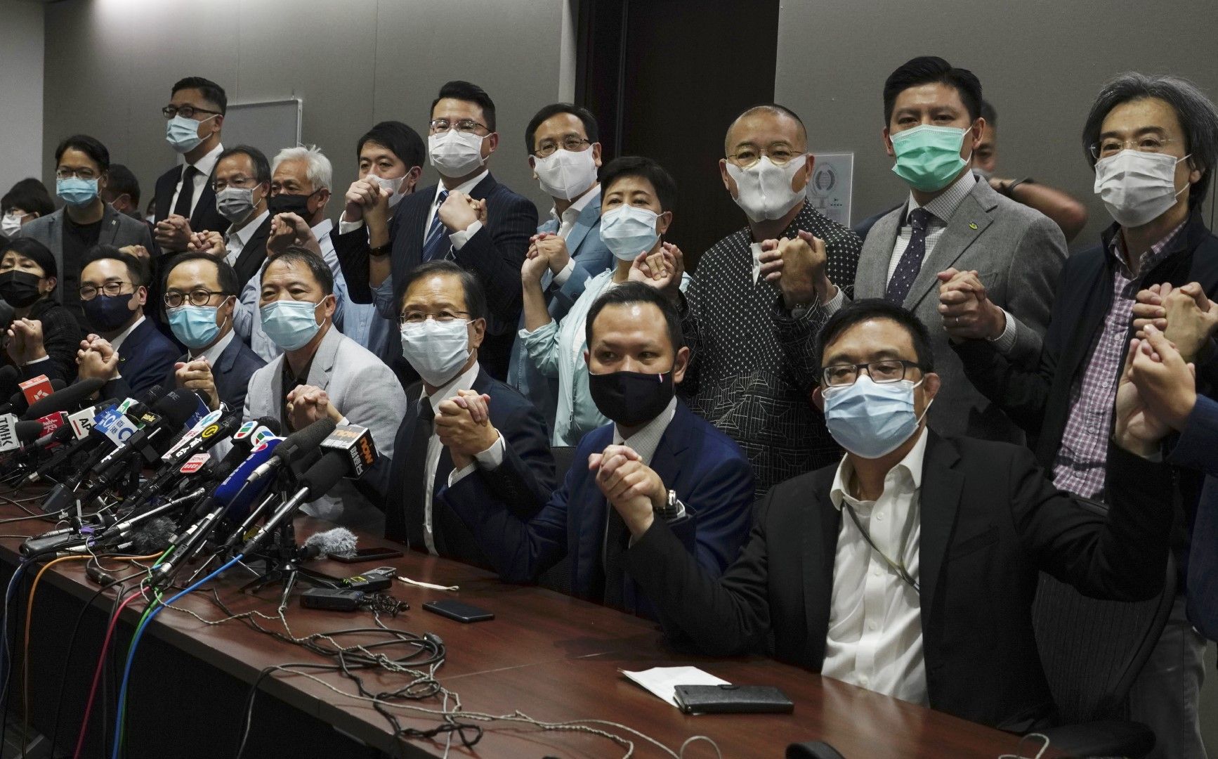Снимка преди пресконференцията: 19-те депутати от опозицията вече не са част от парламента на Хонконг