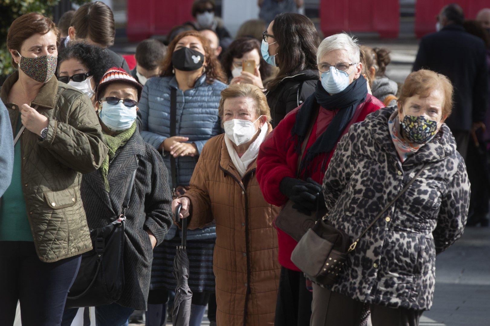 Хора с маски чакат на опашка, за да влязат в катедралата Свети Алмудена в Мадрид - в деня на Свети Алмудена, 9 ноември
