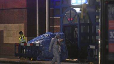 Мъж бе задържан след като удари колата си в полицейски