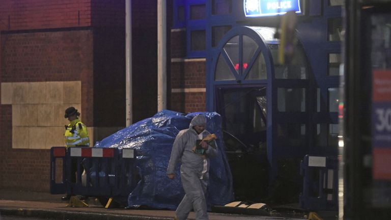 Мъж бе задържан, след като удари колата си в полицейски