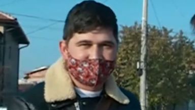 Шофьор сам нарисува и монтира самоделни регистрационни табели на колата