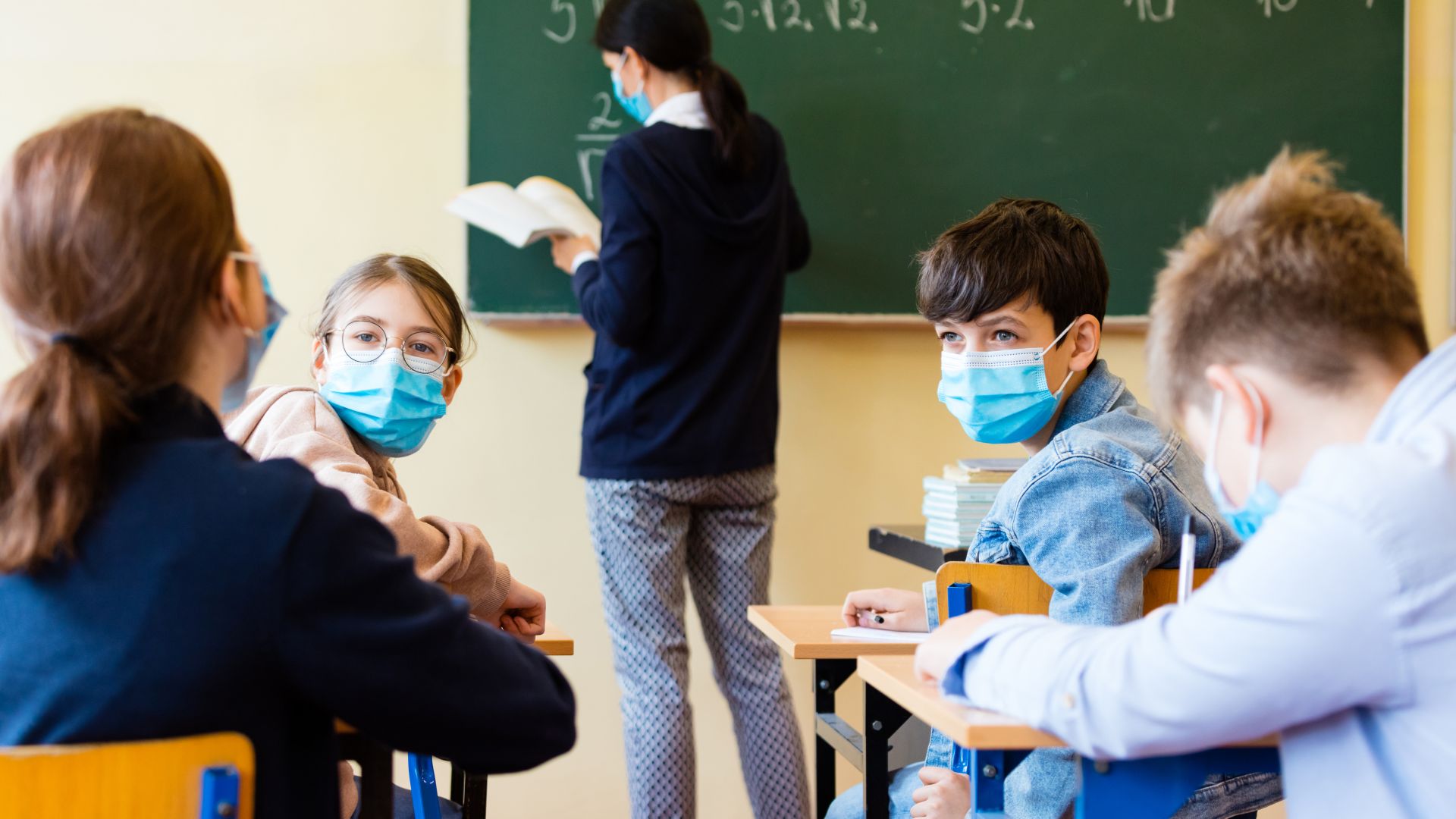 Варненско училище въведе адължително носене на маски заради грипа